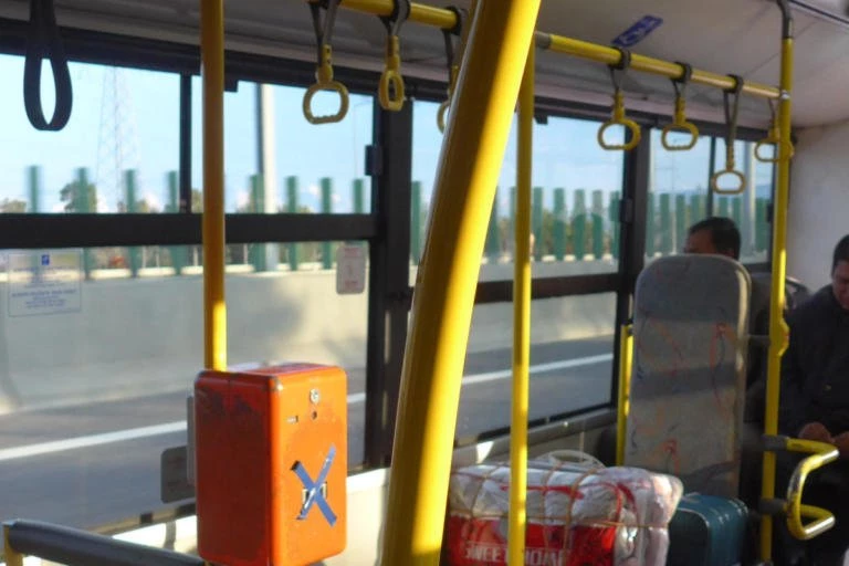 Τρόμος στο δρόμο: Πέτρες και βολίδες από αεροβόλα σε λεωφορεία– Διπλό χτύπημα σε Συγγρού και Αγίους Αναργύρους